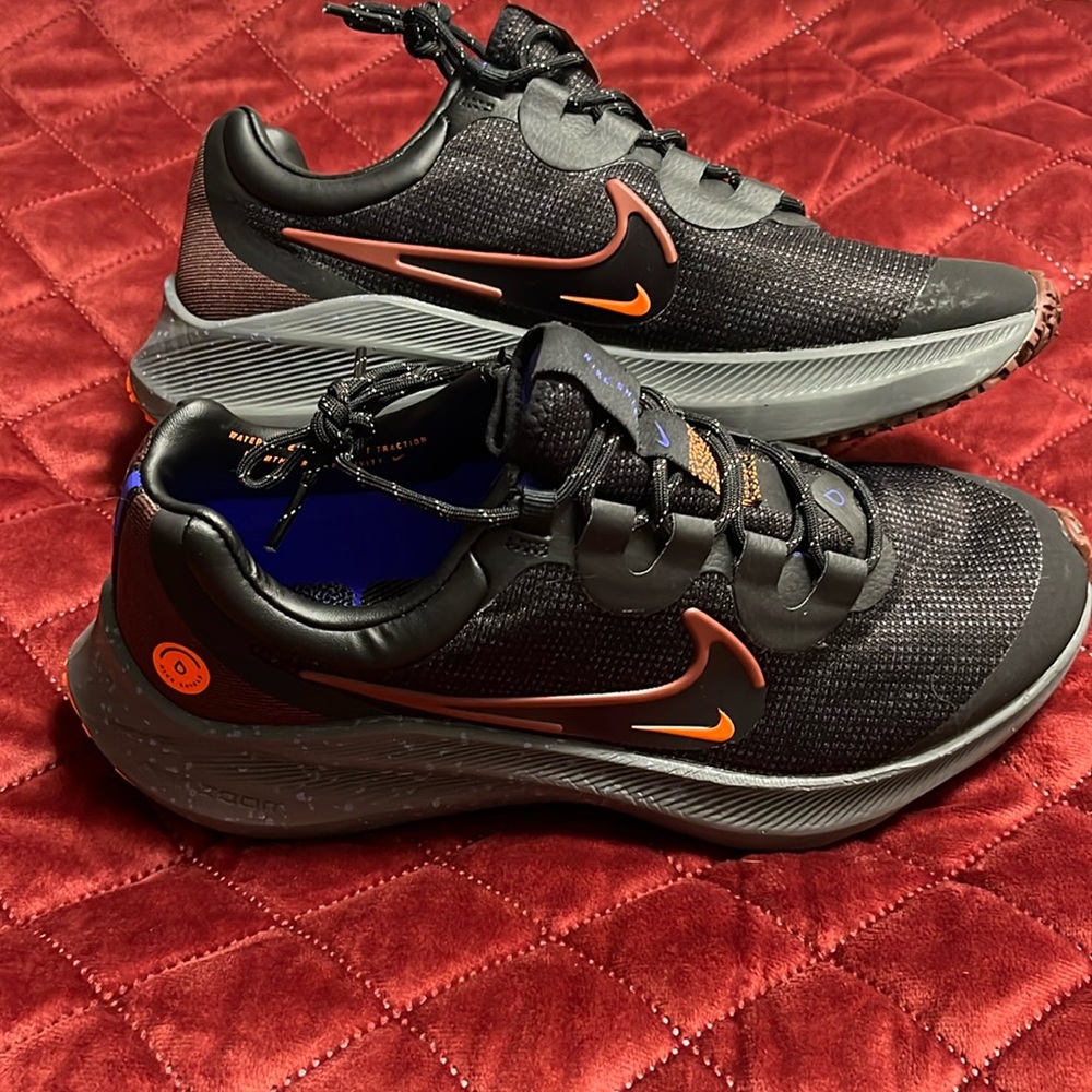DC3727-200 Nike wind flow shield men’s size 8 worn once